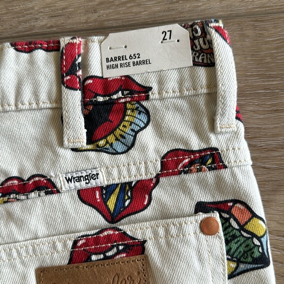 NWT Wrangler 652 High Rise Barrel Jeans Read My Lips Print - Picture 7 of 7